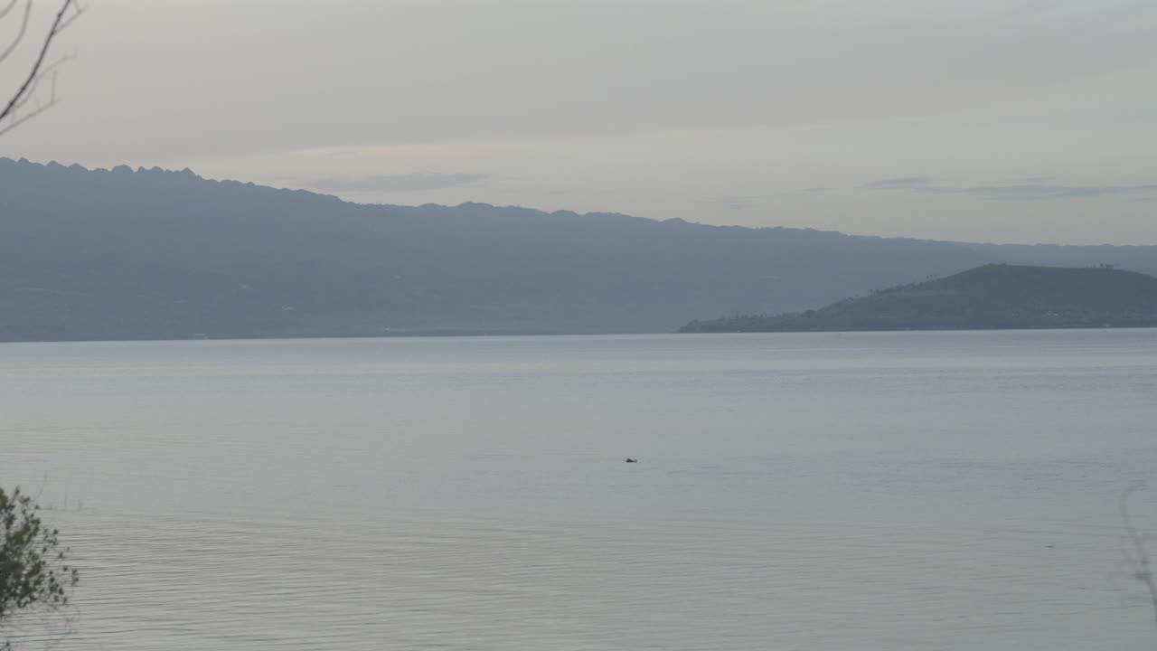 파란 시간 동안의 경치가 아름답고, 바다 건너편에 있는 안개가 가득한 필리핀 세부 섬.