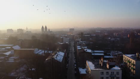 vista aérea de una ciudad europea que muestra smog tóxico y contaminación del aire