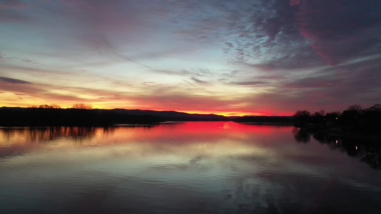 amanecer o atardecer vibrante sobre un río