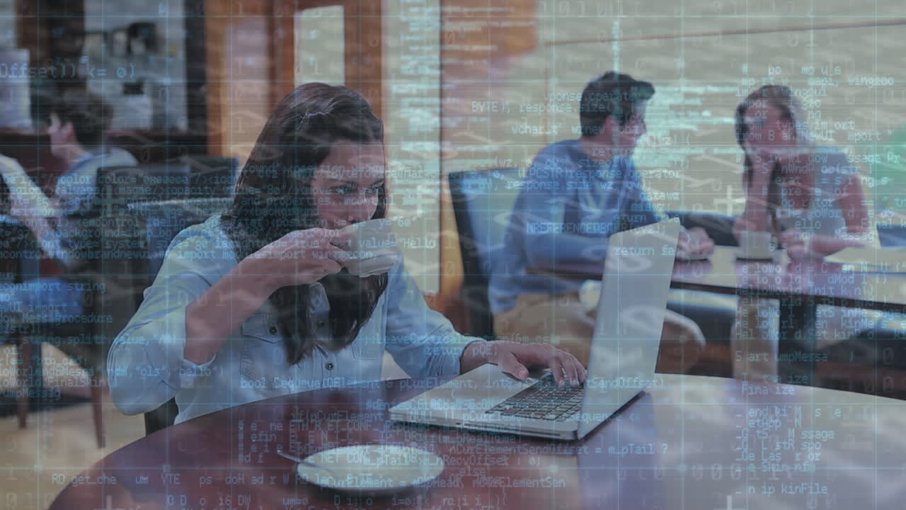 animación de código binario, lenguaje de computadora sobre mujer caucásica sonriente trabajando en portátil en cafés