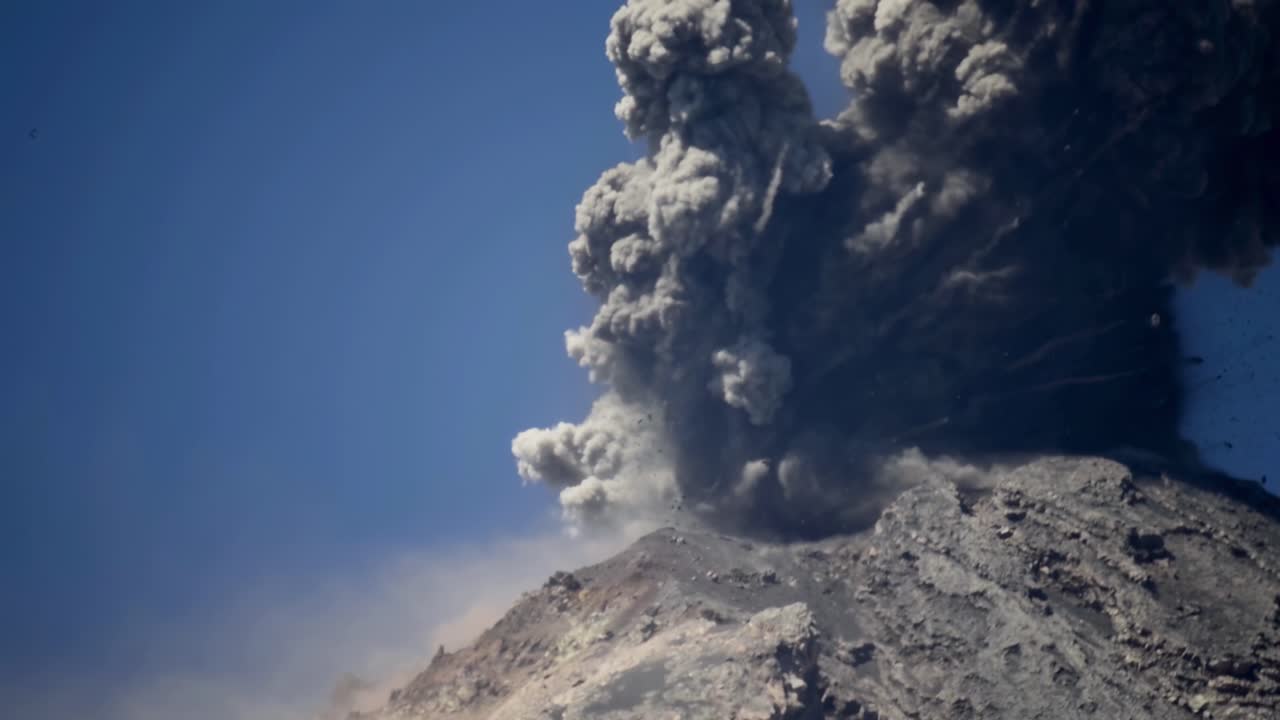 sea testigo del poder crudo del volcán de fuego en este video de erupción en primer plano