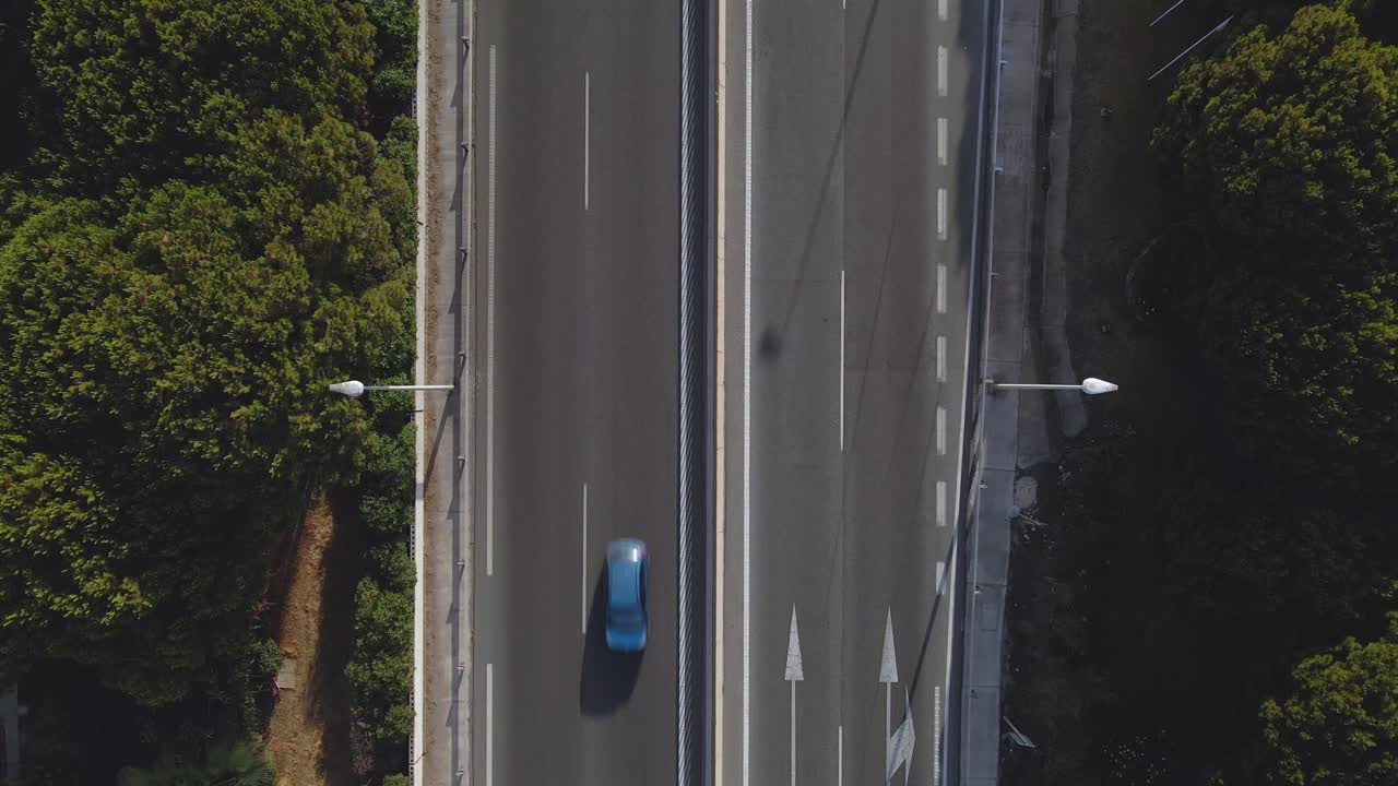 교통량이 적은 거리의 정적인 공중 하향식 전망