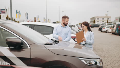 discusión sobre ventas de automóviles