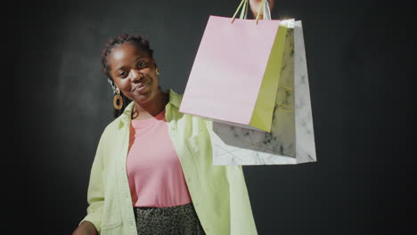 Chica-Afroamericana-Positiva-Posando-Para-La-Cámara-Con-Bolsas-De-Compras