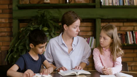 Niños-Pequeños-Y-Maestros-Leyendo-El-Libro-De-La-Biblia-Y-Rezando