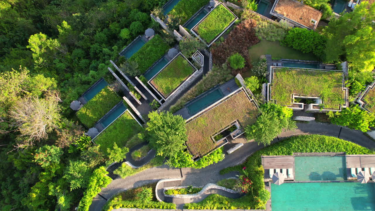 modernas villas de lujo en la cima de una colina anidadas en una terraza con jardín y piscina en la isla tropical de bali, indonesia, en el complejo maua nusa penida, vista aérea desde arriba hacia abajo