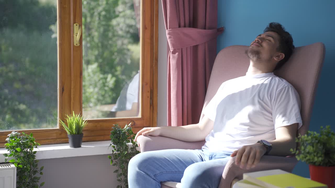 행복한 남자는 창문 밖을 바라보고 깊은 숨을  ⁇ 습니다.