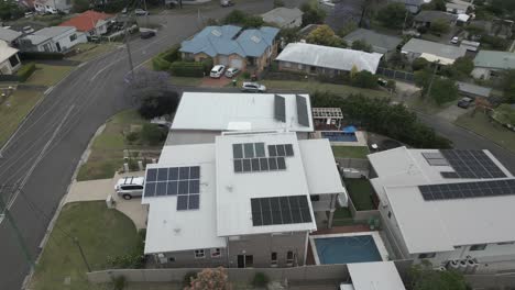 Vista-Aérea-De-Una-Casa-Ordenada-En-Nueva-Gales-Del-Sur-Con-Paneles-Solares-En-El-Techo,-Australia