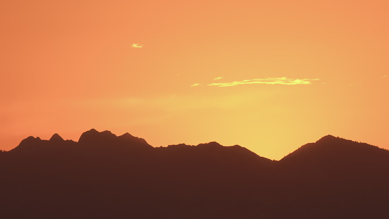 구름 은 하늘에 다채로운 생생한 해가 지는 산의 실루