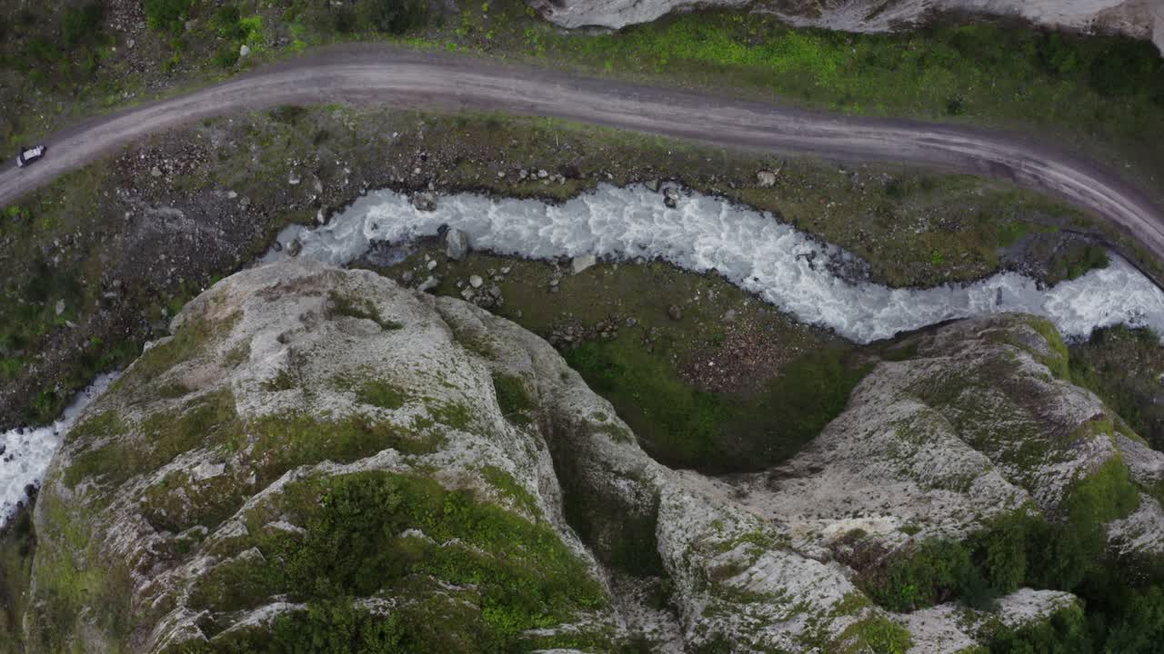 vista aérea de un río de montaña y una carretera