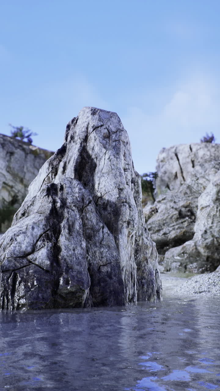Maestose rocce costiere creano un sereno paesaggio marino all'alba con acque calme