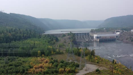 un avión no tripulado captura una vista aérea de la presa hidroeléctrica de peace canyon en la columbia británica