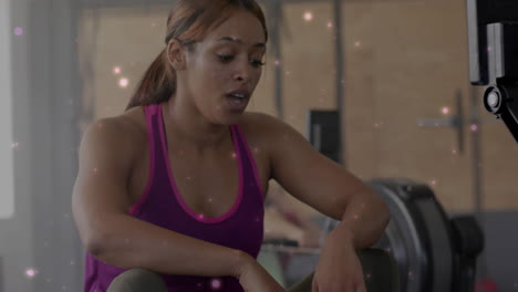 Animación-De-Manchas-Blancas-Sobre-Diversas-Mujeres-Haciendo-Ejercicio-En-El-Gimnasio.