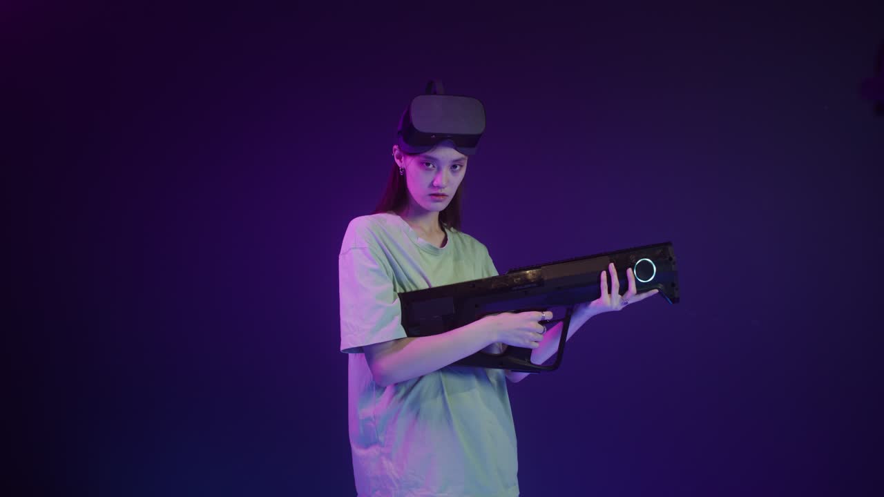 mujer jugando a un juego vr
