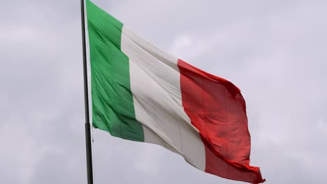 bandera italiana ondeando