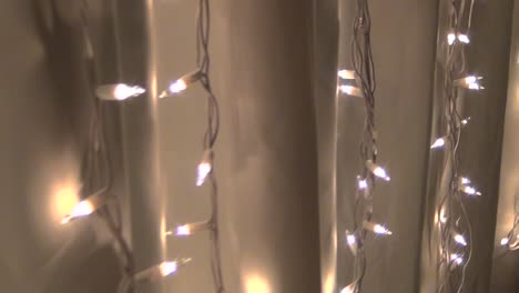luces de navidad blancas a lo largo de una cortina blanca
