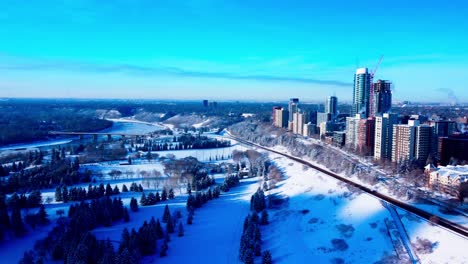 Sobrevuelo-Aéreo-Paralelo-De-Invierno-Los-Rascacielos-Residenciales-Más-Exclusivos-De-Edmonton,-Canadá,-Desde-116-A-121-St-Nw-En-100-Ave-Nw-Con-Vistas-Al-Parque-Victoria-Cubierto-De-Nieve-Esquí-De-Fondo-Parque-Público