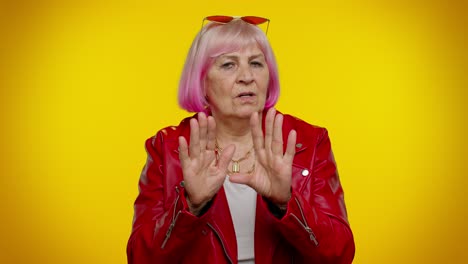 mujer mayor asustada cerrando la boca con la mano, gestos no, negándose a decir terrible secreto