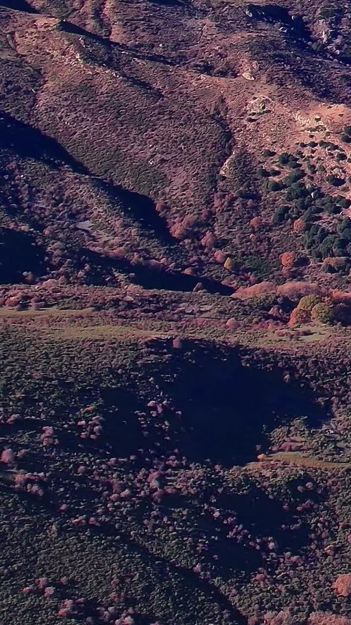 Luce del sole sulle montagne di Granada, Spagna, durante la stagione autunnale
