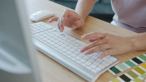 persona que trabaja en una computadora