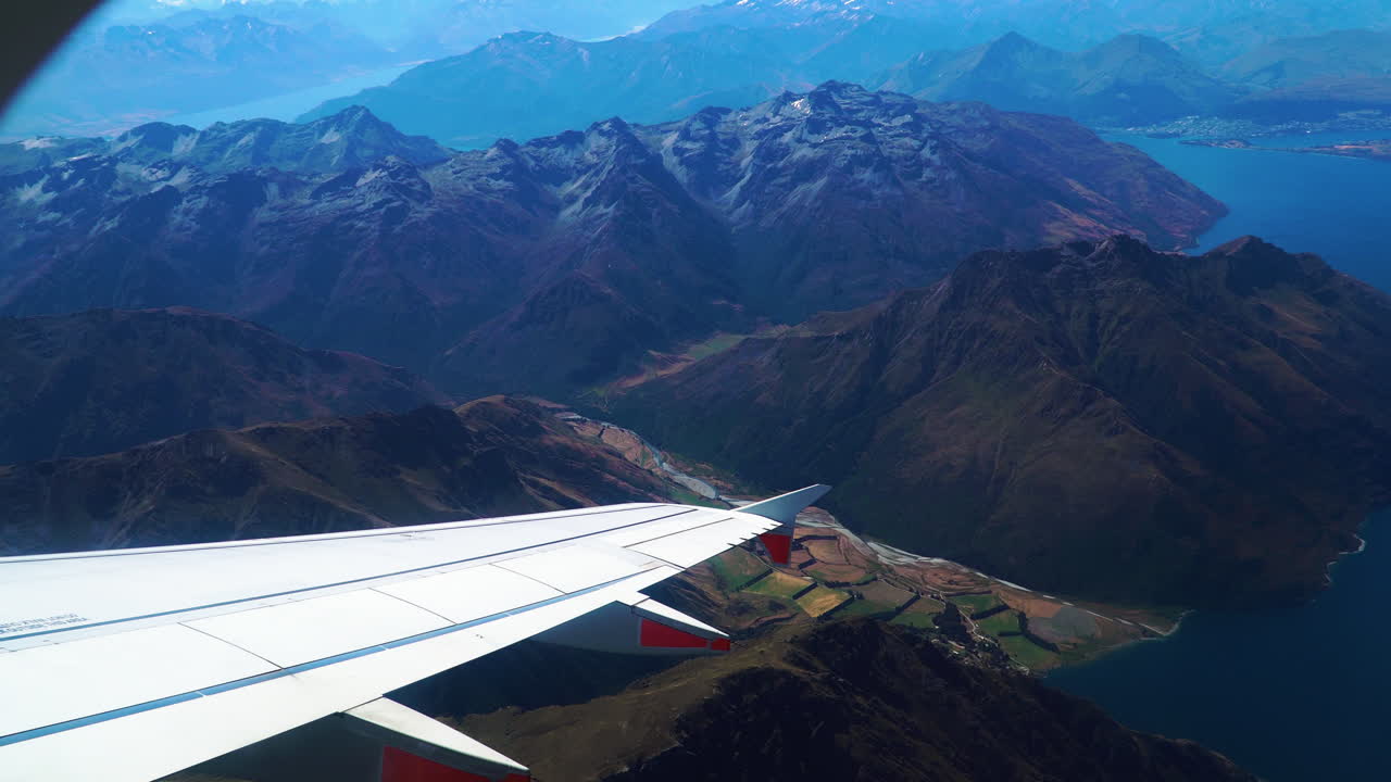 vista desde la ventana del avión de queenstown y la cordillera en nueva zelanda