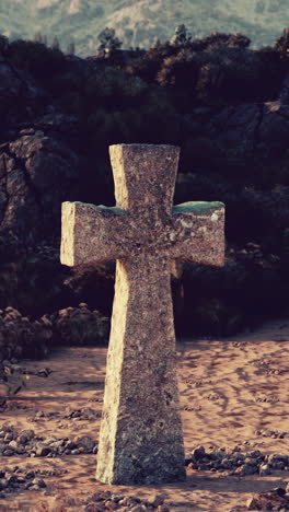 cruz de piedra en un paisaje desértico