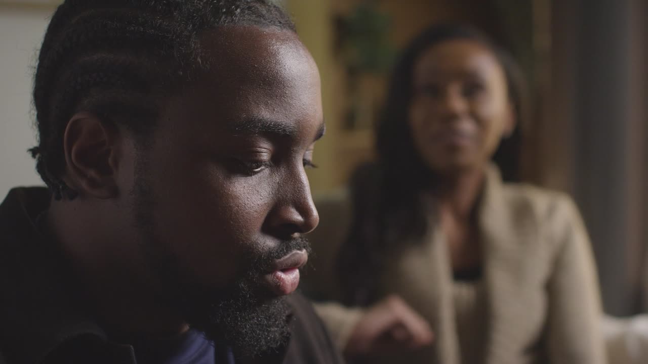 близкий снимок пары дома, сидящей на диване в гостиной, расстающейся с аргументом 7