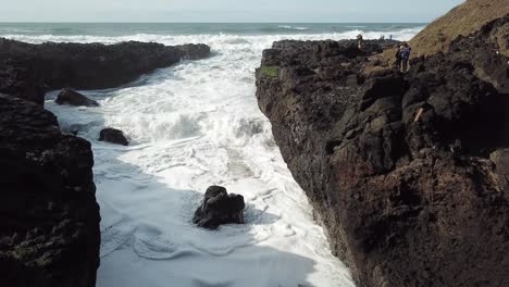 olas rompiendo en el puerto local