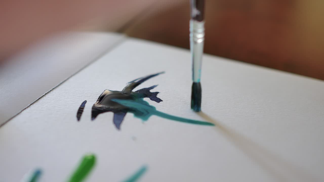 dibujar arte abstracto de acuarela en papel, aislado de cerca con espacio de copia