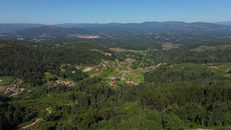 Malerische-Landschaft-Mit-Grünen-Bergen-Und-Dorf-In-Ponteareas,-Spanien---Luftaufnahme-Einer-Drohne