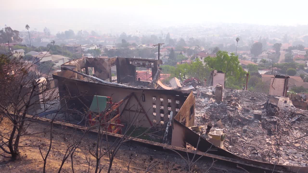 2017년 캘리포니아 벤추라 카운티의 토마스 화재 이후 산비탈에서 불에 탄 집 연기