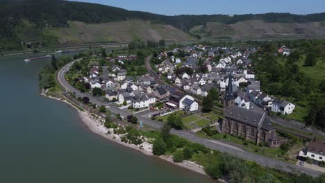 Transport-and-industrial-shipping-at-Rhine-loop-in-Boppard,-Germany