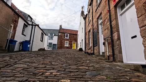 un callejón encantador con edificios históricos y adoquines