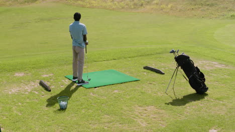 Afroamerikanischer-Mann,-Der-Auf-Dem-Golfplatz-Golf-übt.