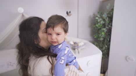 Madre-Besando-Al-Bebé-Llorando.