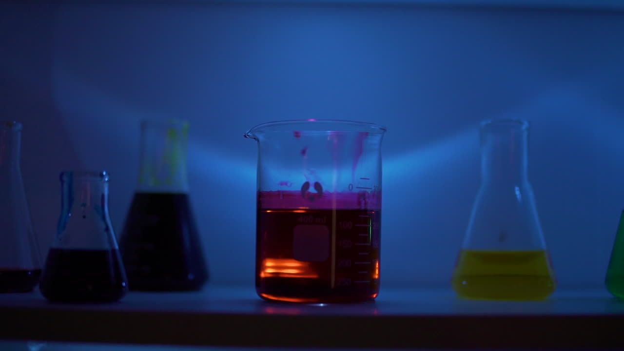 toma de seguimiento de vasos de precipitados en un laboratorio oscuro.