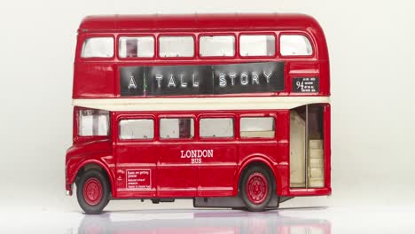 un autobús rojo de dos pisos con el texto una larga historia de stop motion film loop