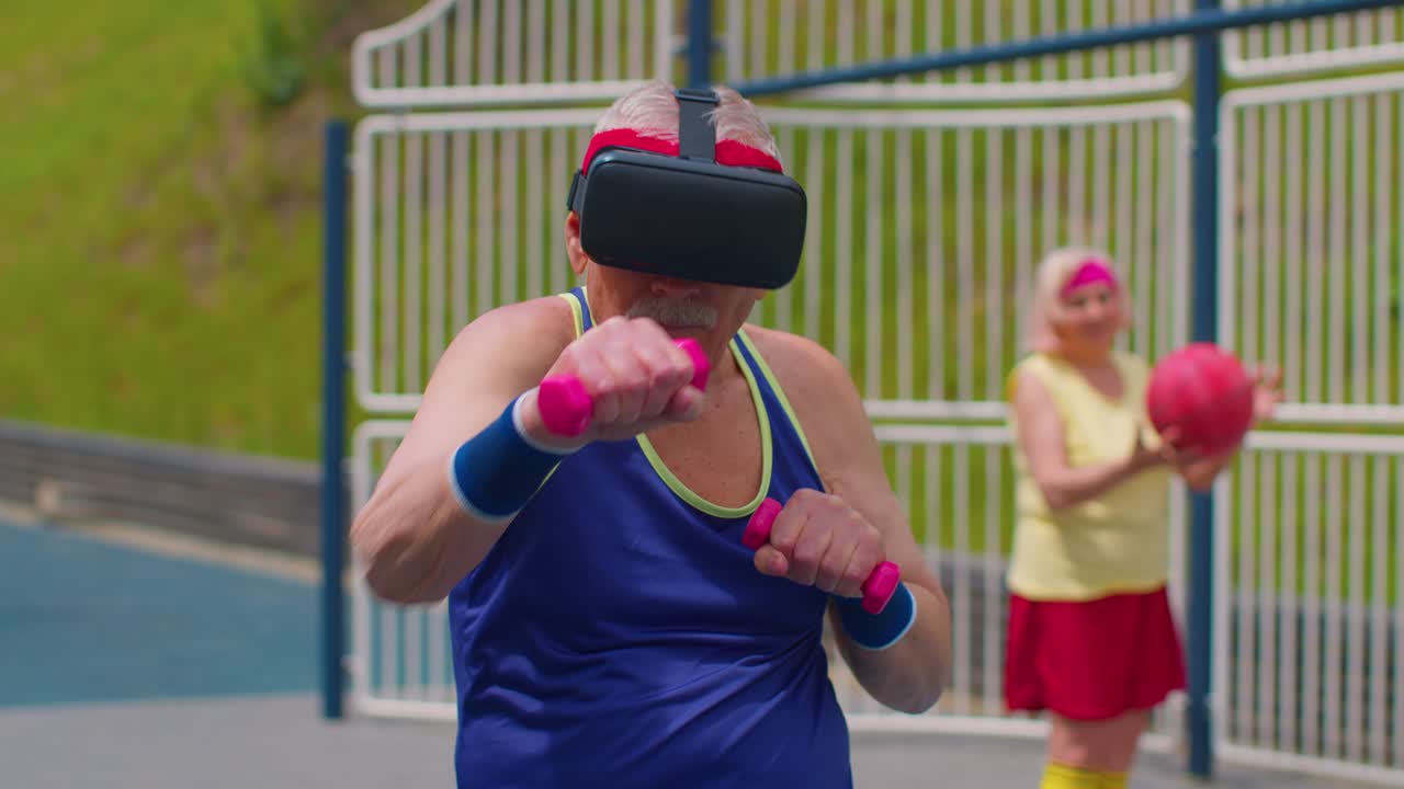 vr 헤드을 착용한 노인 할아버지 스포츠 훈련 피트니스 권투 덤벨로 운동