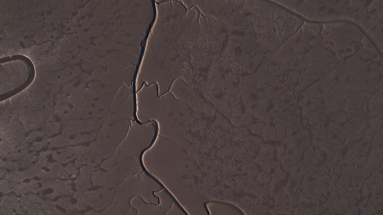 vista aérea de los patrones formados en el suelo debido a la erosión del lecho seco del río desertificado