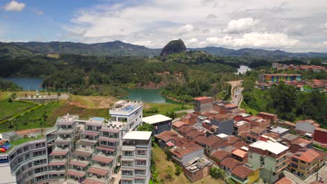 Pueblo-Colorido-De-Guatape-Y-Su-Famosa-Roca-Al-Fondo