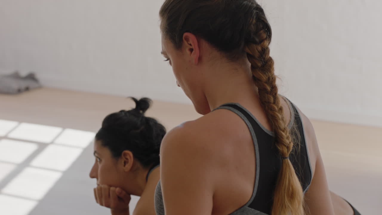 clase de yoga mujer caucásica saludable estirando los hombros preparándose para el entrenamiento matutino practicando poses disfrutando de un entrenamiento de estilo de vida saludable en el gimnasio