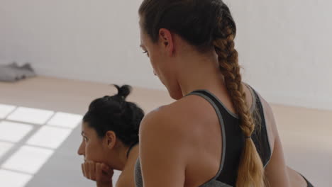 clase de yoga mujer caucásica saludable estirando los hombros preparándose para el entrenamiento matutino practicando poses disfrutando de un entrenamiento de estilo de vida saludable en el gimnasio