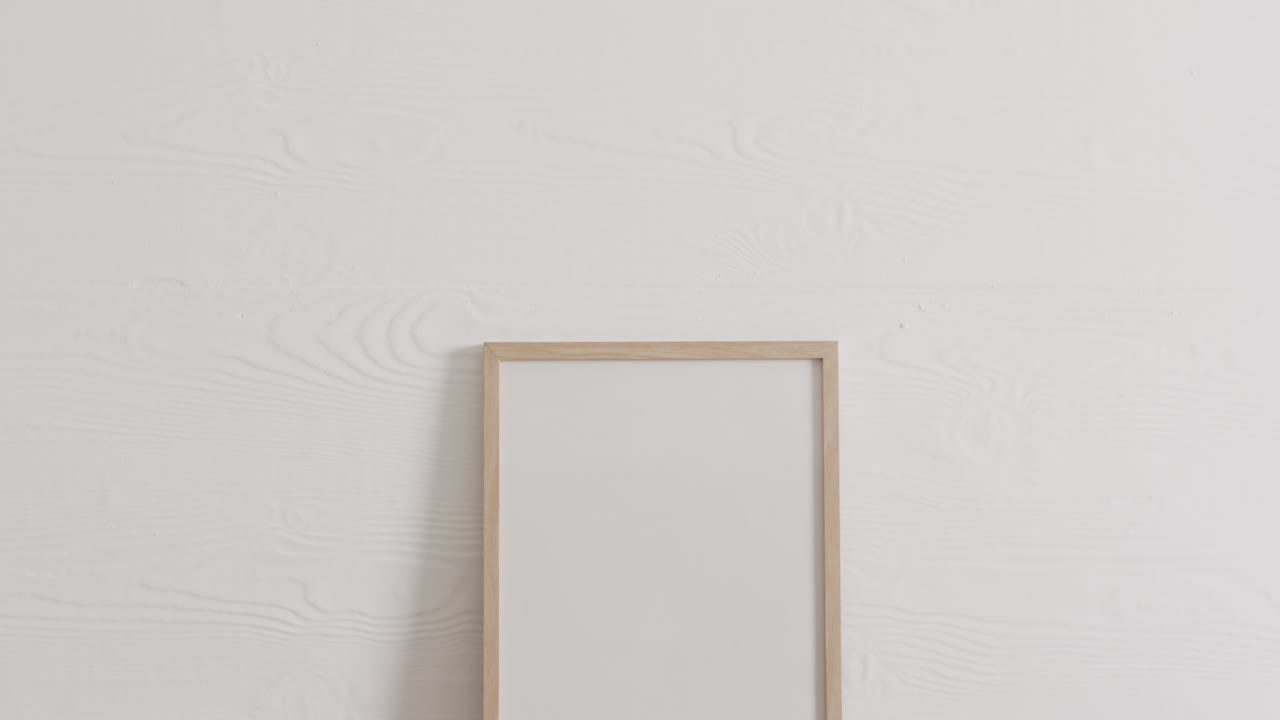 marco de madera con espacio de copia sobre fondo blanco y pared blanca