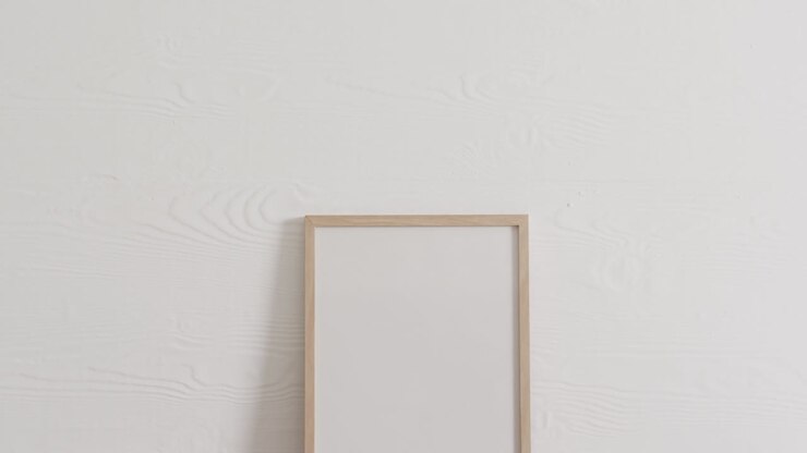 Holzrahmen mit Textfreiraum auf weißem Hintergrund und weißer Wand