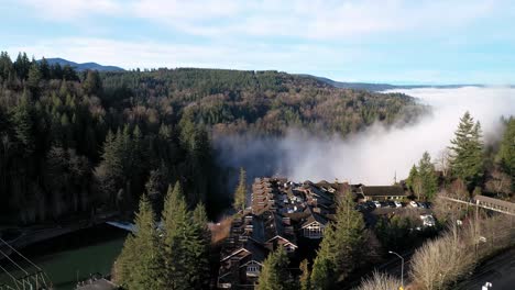 Salish-Lodge-And-Spa-Hotel-Near-Snoqualmie-Falls-And-Park-With-Clouds-In-Washington,-USA