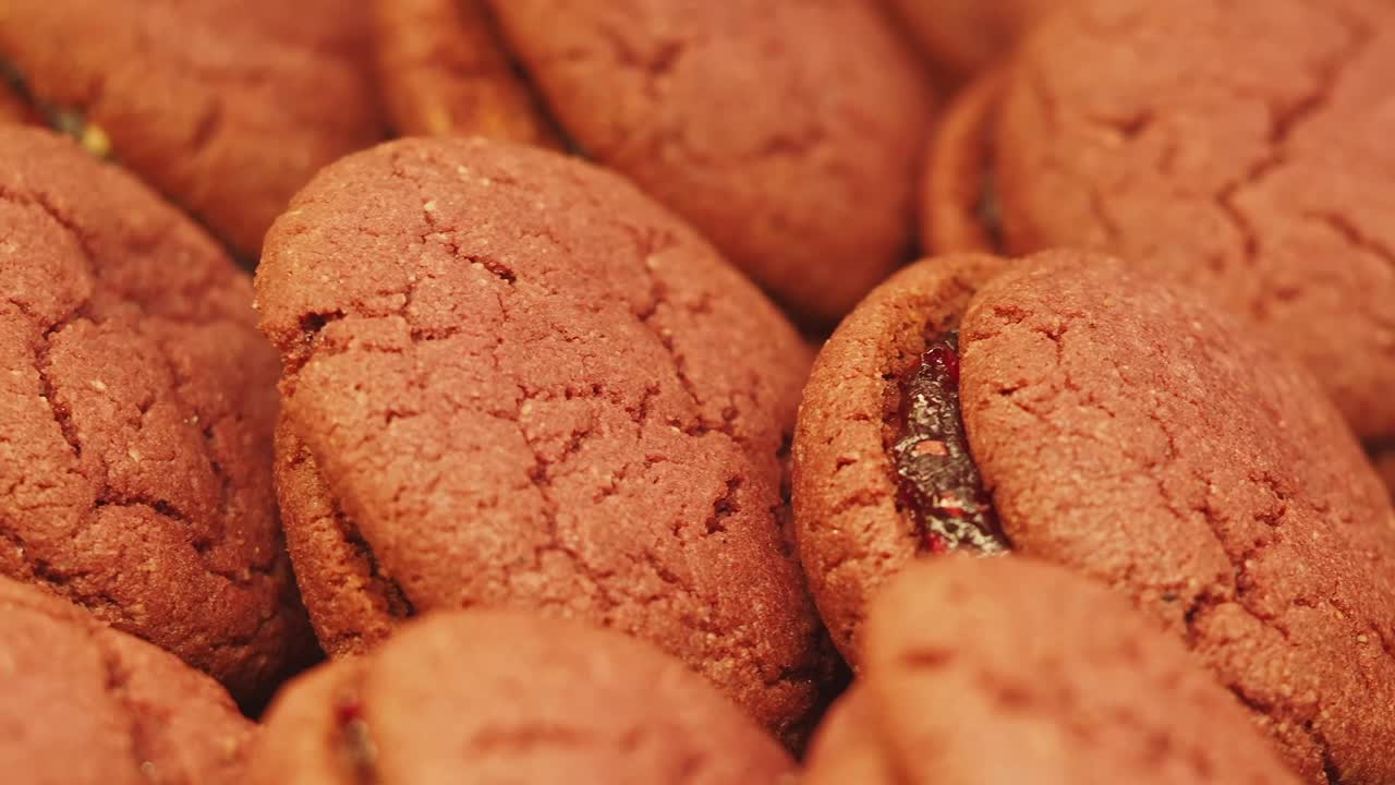Primo piano di una pila di biscotti bruno-rossastri.