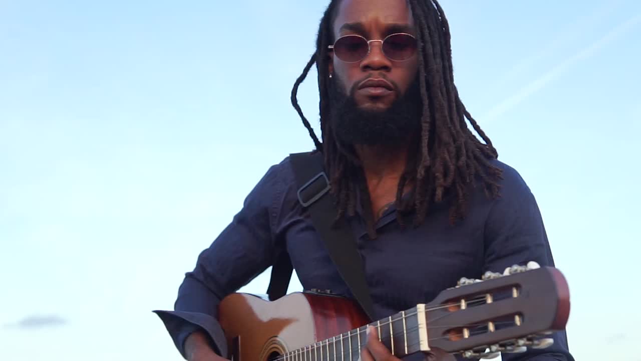 Musicista afroamericano che suona la chitarra