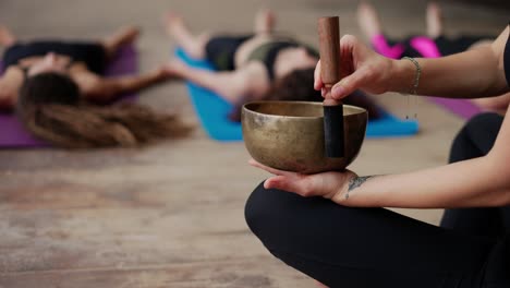 Cuencos-Cantores-Durante-La-Meditación,-Dirige-Una-Clase-De-Yoga-Al-Aire-Libre.