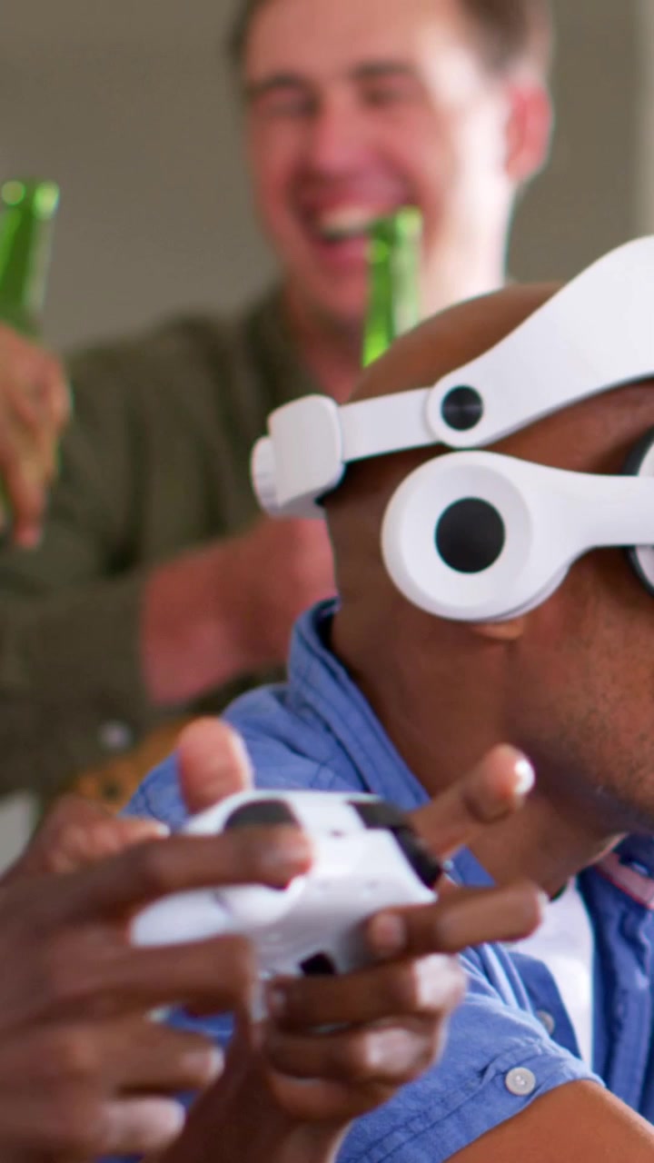 Video verticale: Uomo in camicia blu con visore VR che preme un pulsante per avviare il gioco, usa un controller, spazio per il testo.
