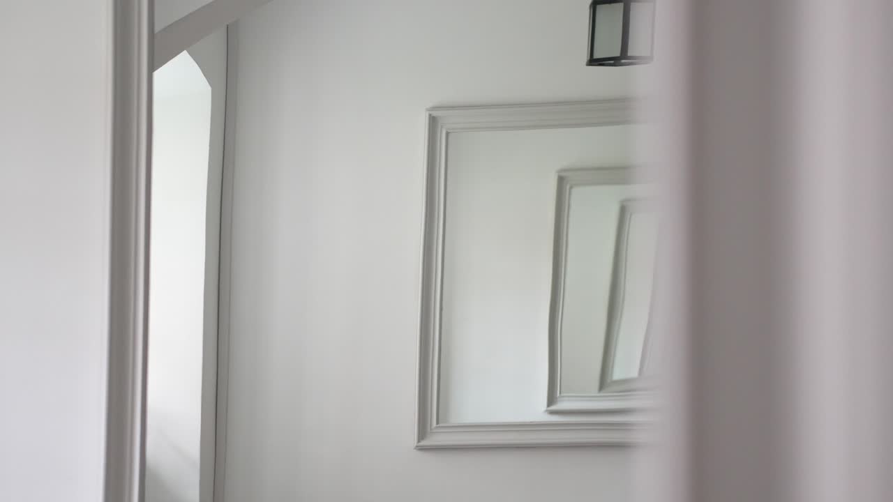 diseño de la habitación blanca del siglo xviii en el palacio de jelgava, letonia - espejo reflejado varias veces dentro de otro espejo